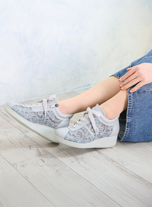 軽量厚底フラワーレーススニーカー